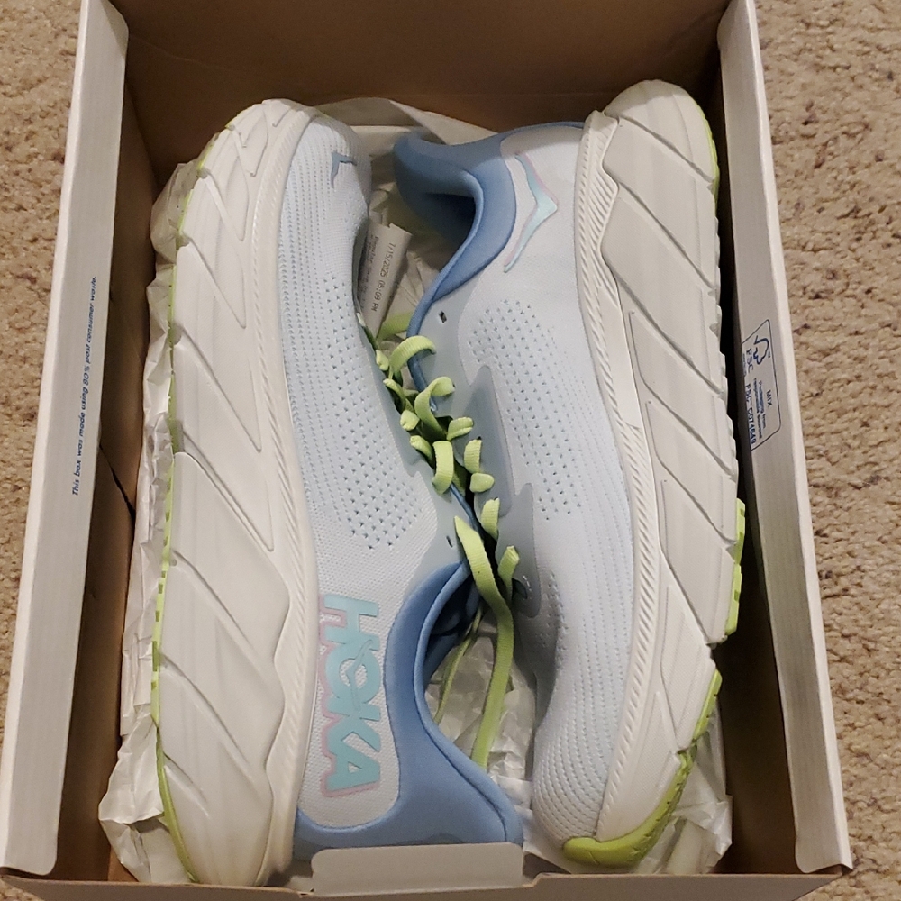 NIB Womens HOKA Arahi 7
